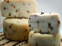QUESO  PIMIENTA NEGRA SEMICURADO  REDONDO